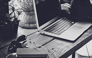 弹无虚发！邓肯-罗宾逊在训练师指导下进行专项三分球投射训练